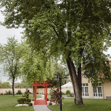 Budapest Airport Eprespark 3*